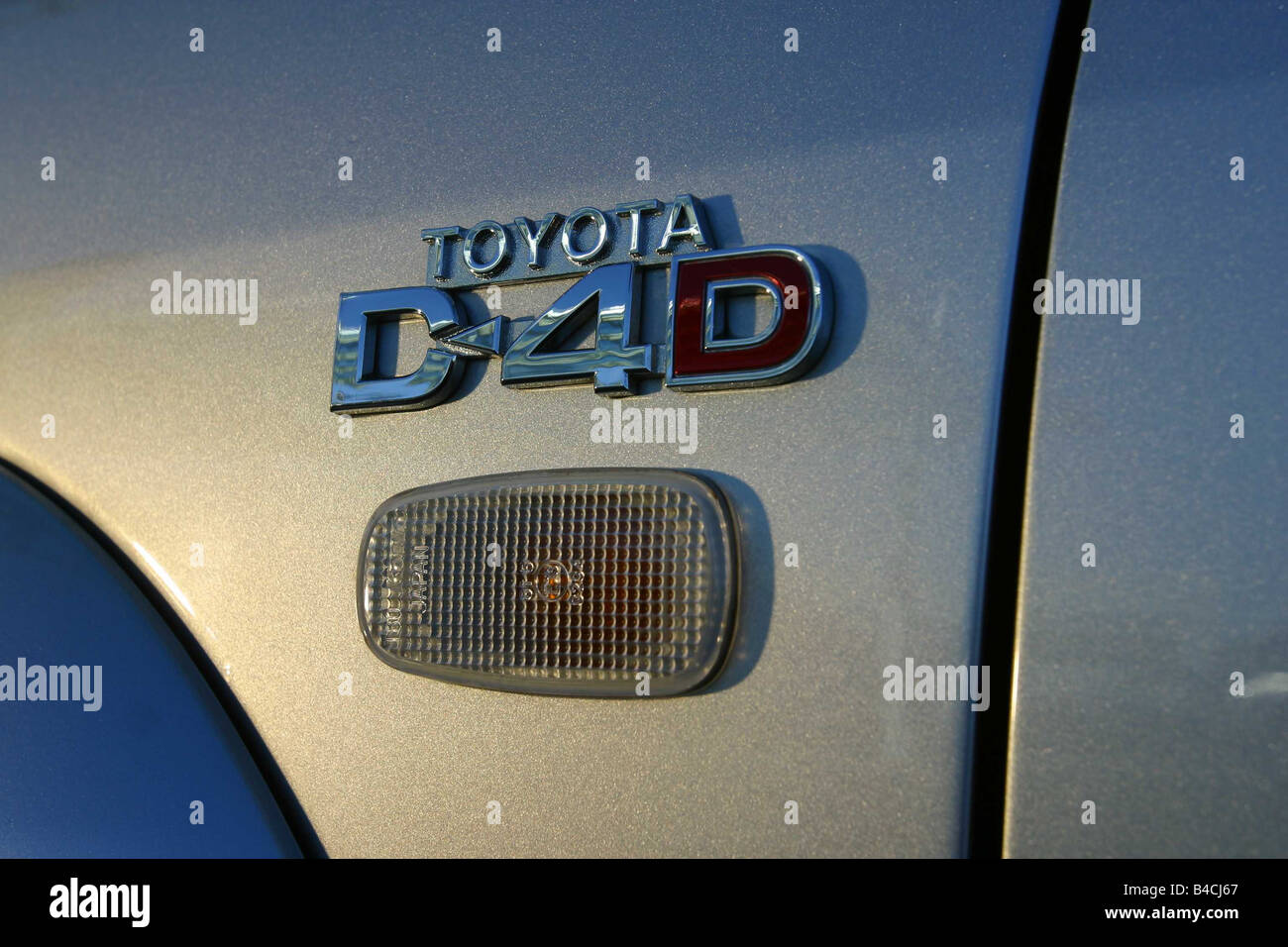 Coche Toyota Landcruiser, cross country vehículo, modelo del año 2002-, la plata vista detallada, la designación del modelo Foto de stock