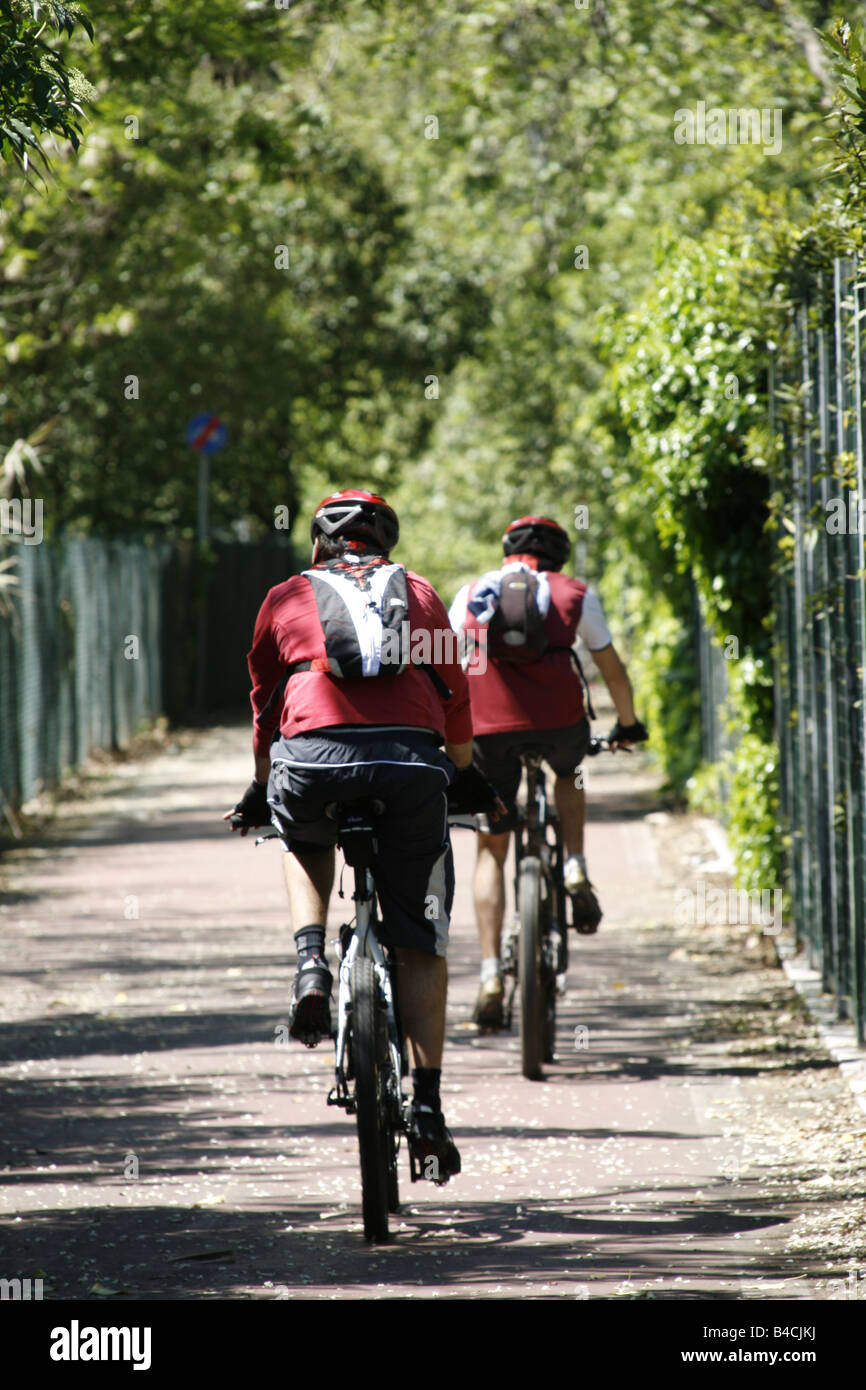 Dos personas andando en bicicleta en ciclo ruta rural en el país Fotografía  de stock - Alamy