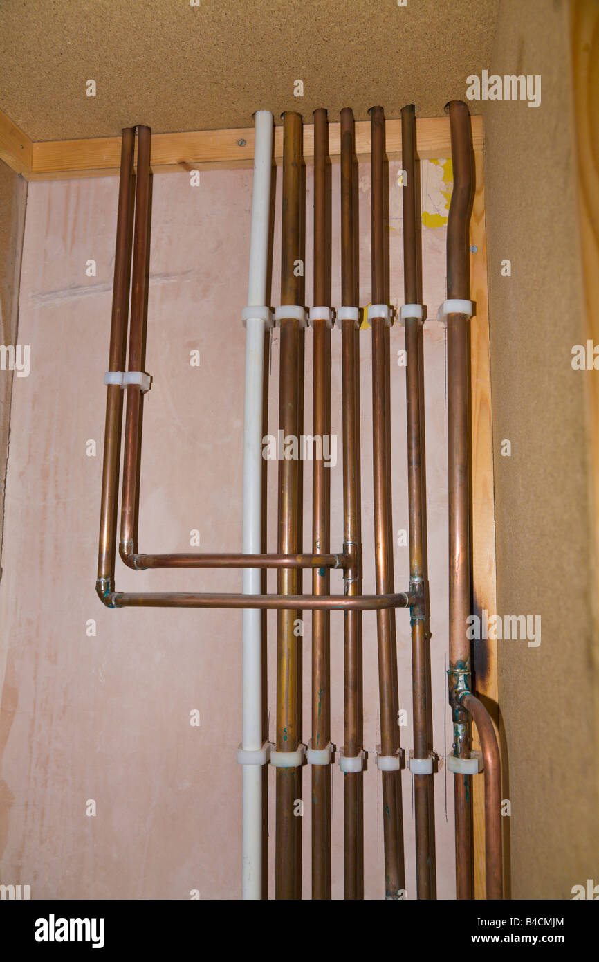 Fontanero mediante soplete de gas de soldadura para soldar tubos de cobre  de calefacción central Fotografía de stock - Alamy