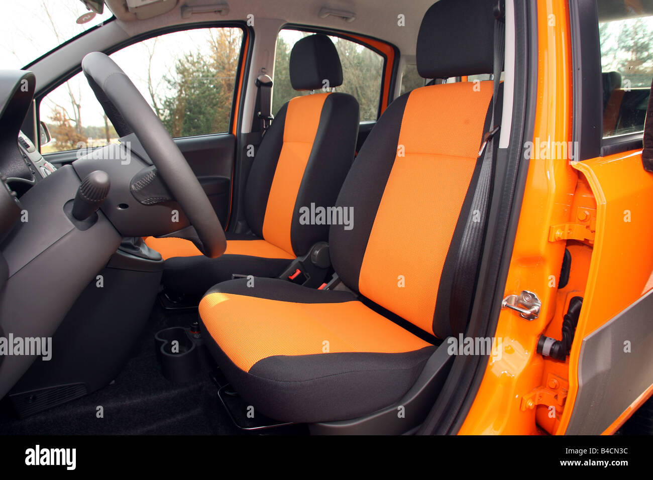 Fiat Panda 1.3 Multijet 16V 4x4, modelo del año 2006-, naranja , vista  interior, vista desde el interior, los asientos delanteros, asiento del  conductor , tec Fotografía de stock - Alamy