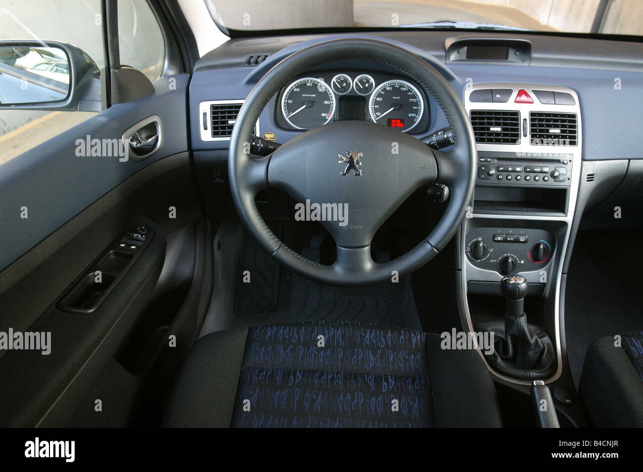 Coche, el Peugeot 307 SW, berlina de tamaño medio inferior de la clase, el  modelo del año 2002-, negro, vista interior, vista desde el interior, la  cabina, techniq Fotografía de stock - Alamy