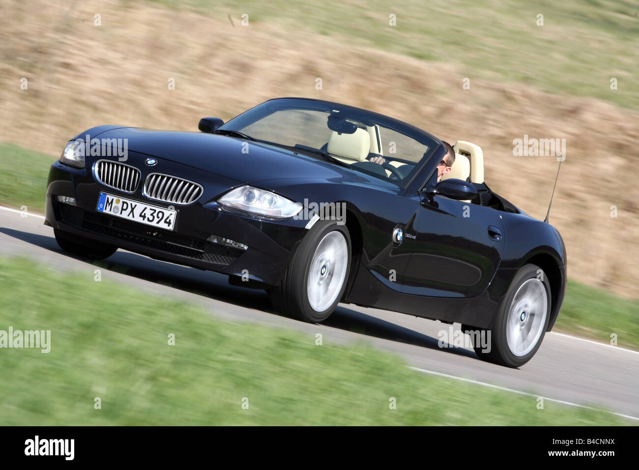 BMW Z4 3.0 is Roadster, modelo del año 2006-, negro, conducción, diagonal  desde la parte frontal, vista frontal, country road, open top Fotografía de  stock - Alamy