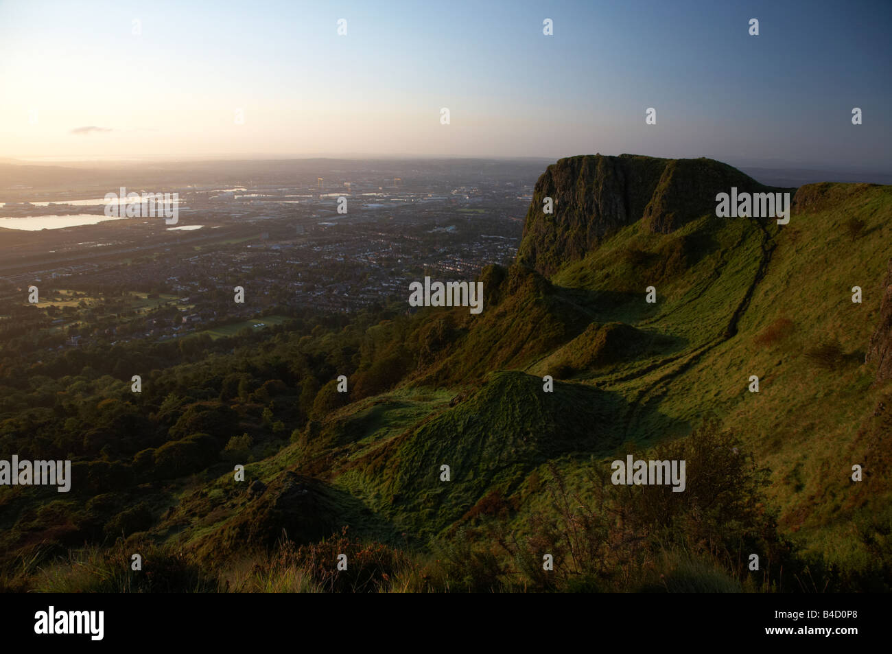Vista desde la parte superior de Cave Hill con vistas a Belfast Belfast, Irlanda del Norte, reino unido Foto de stock