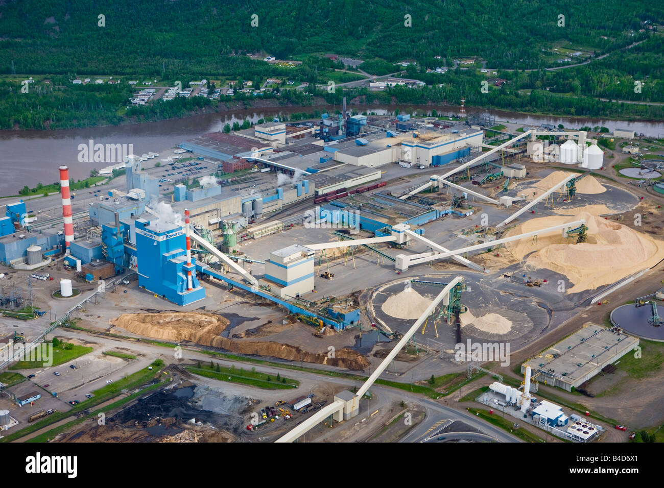 Vista aérea de una planta de celulosa en la ciudad de Thunder Bay, el Lago Superior, Ontario, Canadá. Foto de stock