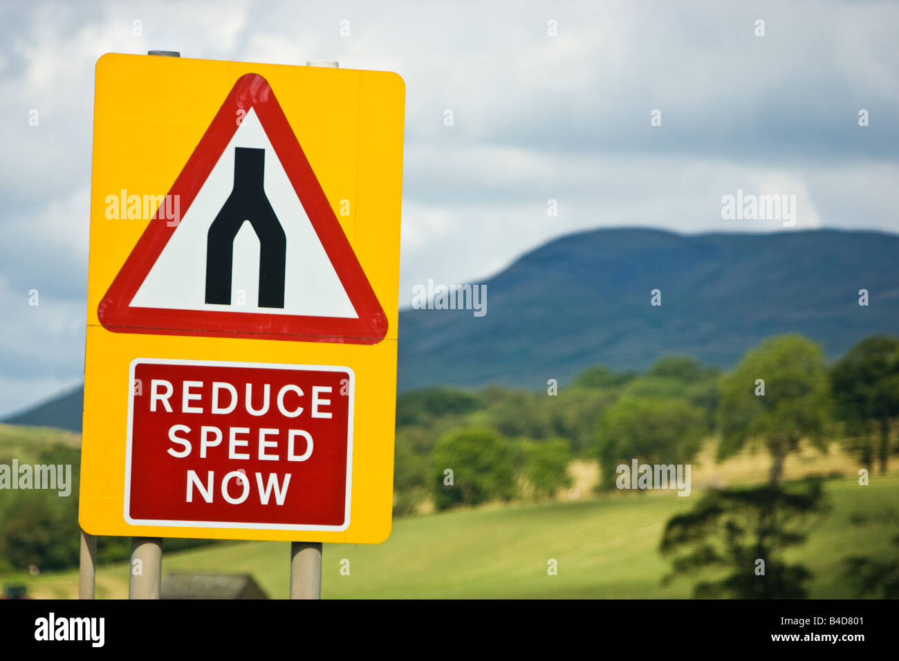 Señal de advertencia señales de carretera de doble calzada finalizando la reducción de velocidad, carreteras aconseja combinar, Inglaterra Foto de stock
