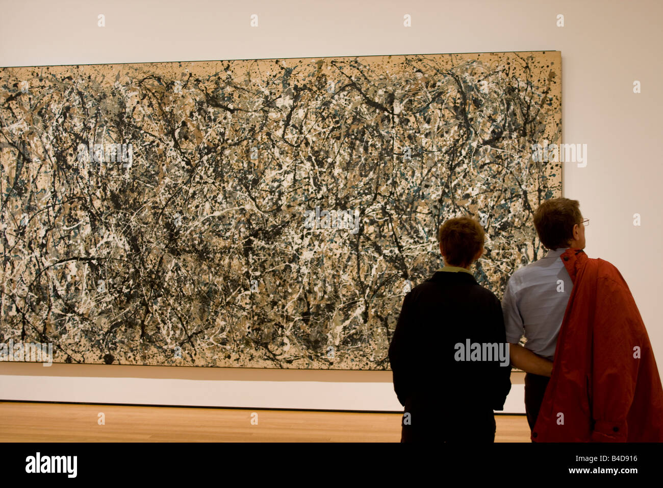 Pareja de ancianos en el MOMA de Nueva York delante de Jackson Pollock pintura 'Uno: número 31' Foto de stock