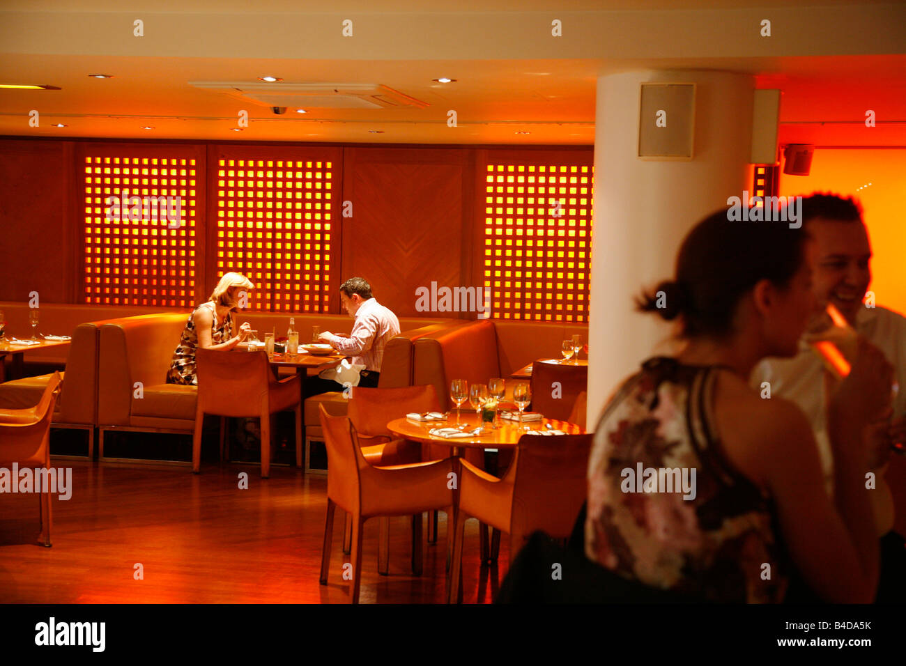 Ago 2008 - Las personas en el moderno restaurante y bar acea Pan Manchester Inglaterra Foto de stock