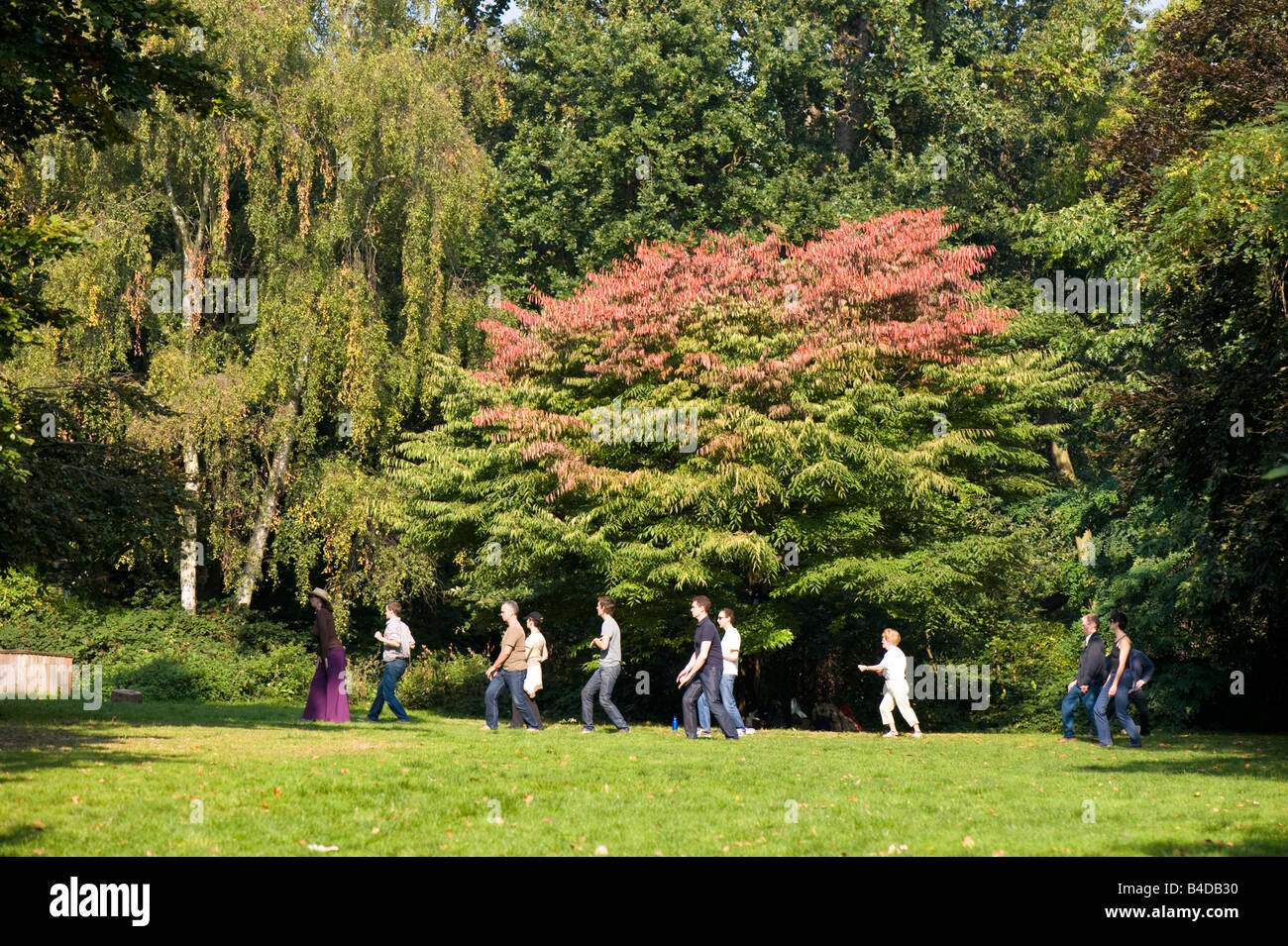 La gente que practica tai chi Holland Park de Londres Reino Unido Foto de stock