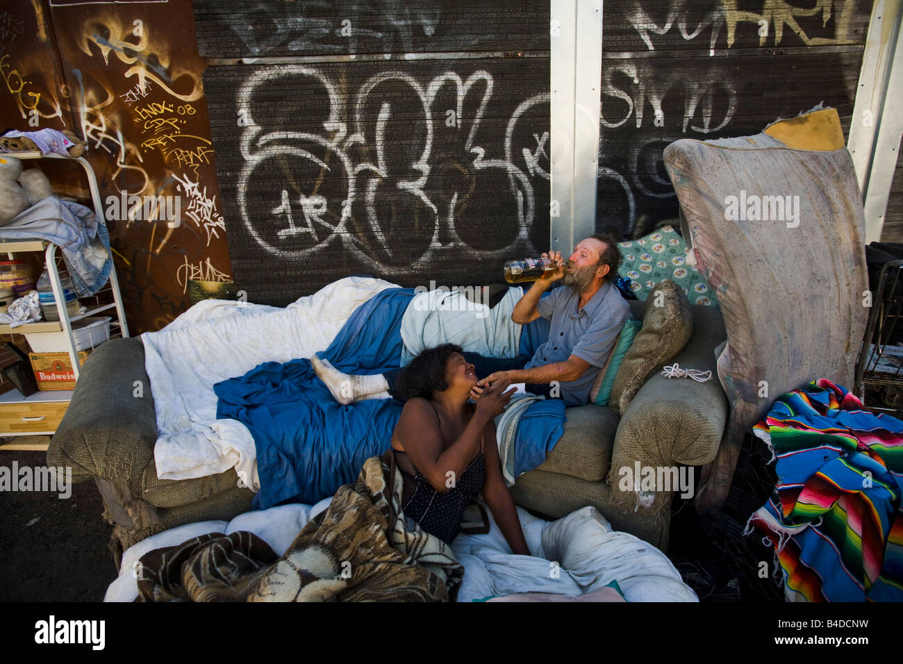 No gente sin hogar en su campamento en la zona industrial de Los Angeles Foto de stock