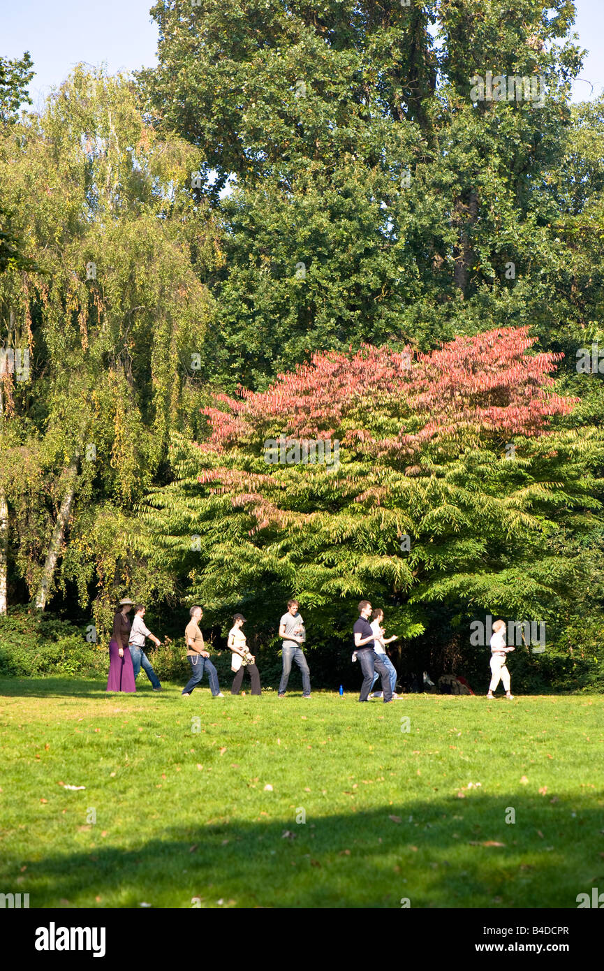 La gente que practica tai chi Holland Park de Londres Reino Unido Foto de stock