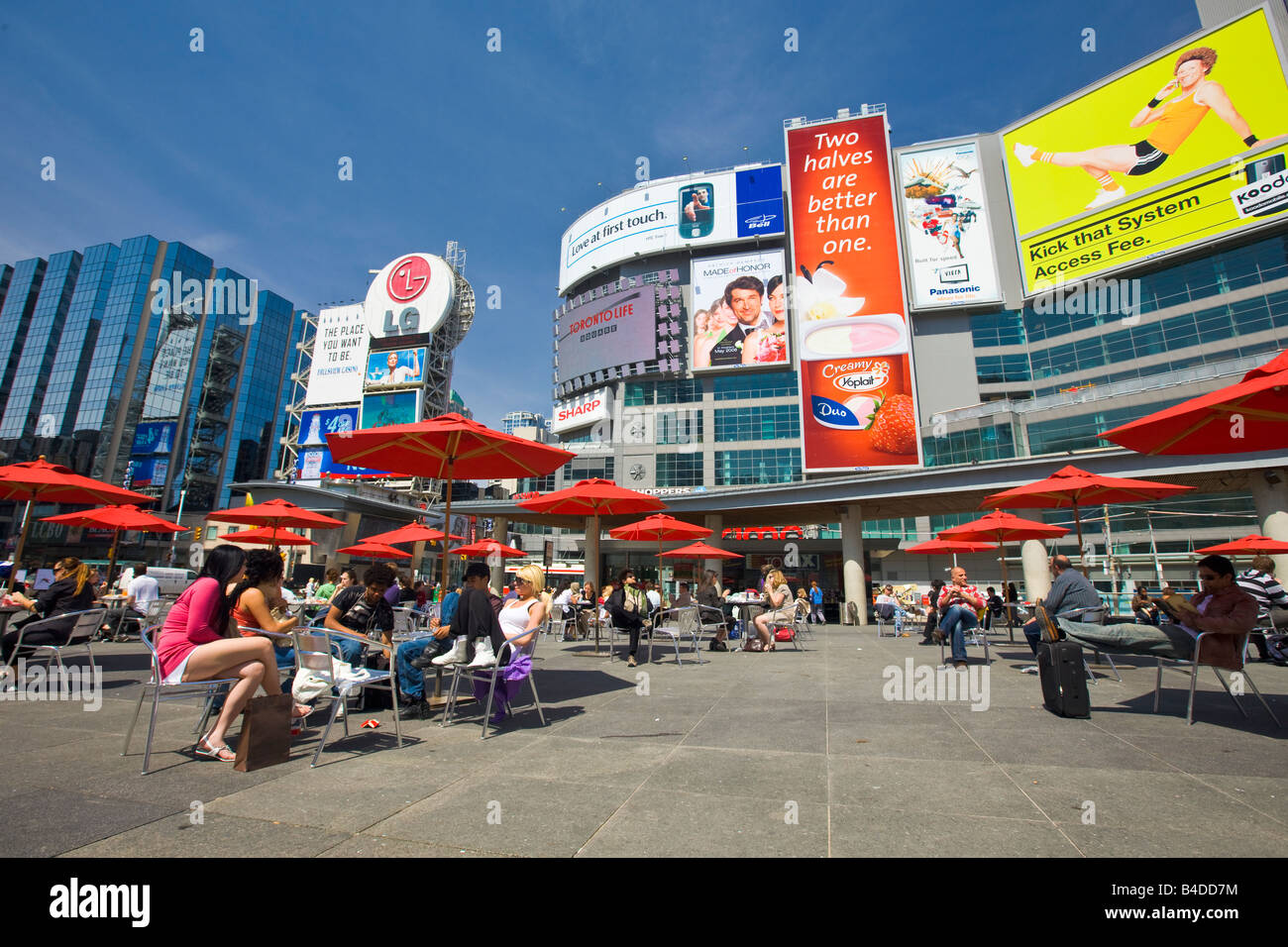 Yonge Dundas Square, el centro de la ciudad de Toronto, Ontario, Canadá. Foto de stock
