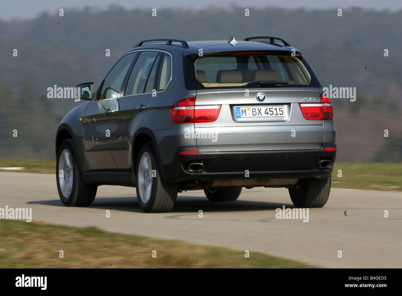 Fonética Odiseo siete y media BMW X5 4.8i, el modelo del año 2006-, la antracita, conducción, diagonal  desde la espalda, vista trasera, country road Fotografía de stock - Alamy