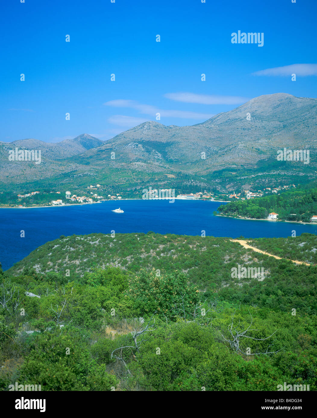 Vista panorámica de la bahía de Slano, sur de Dalmacia, en la República de Croacia, Europa oriental Foto de stock