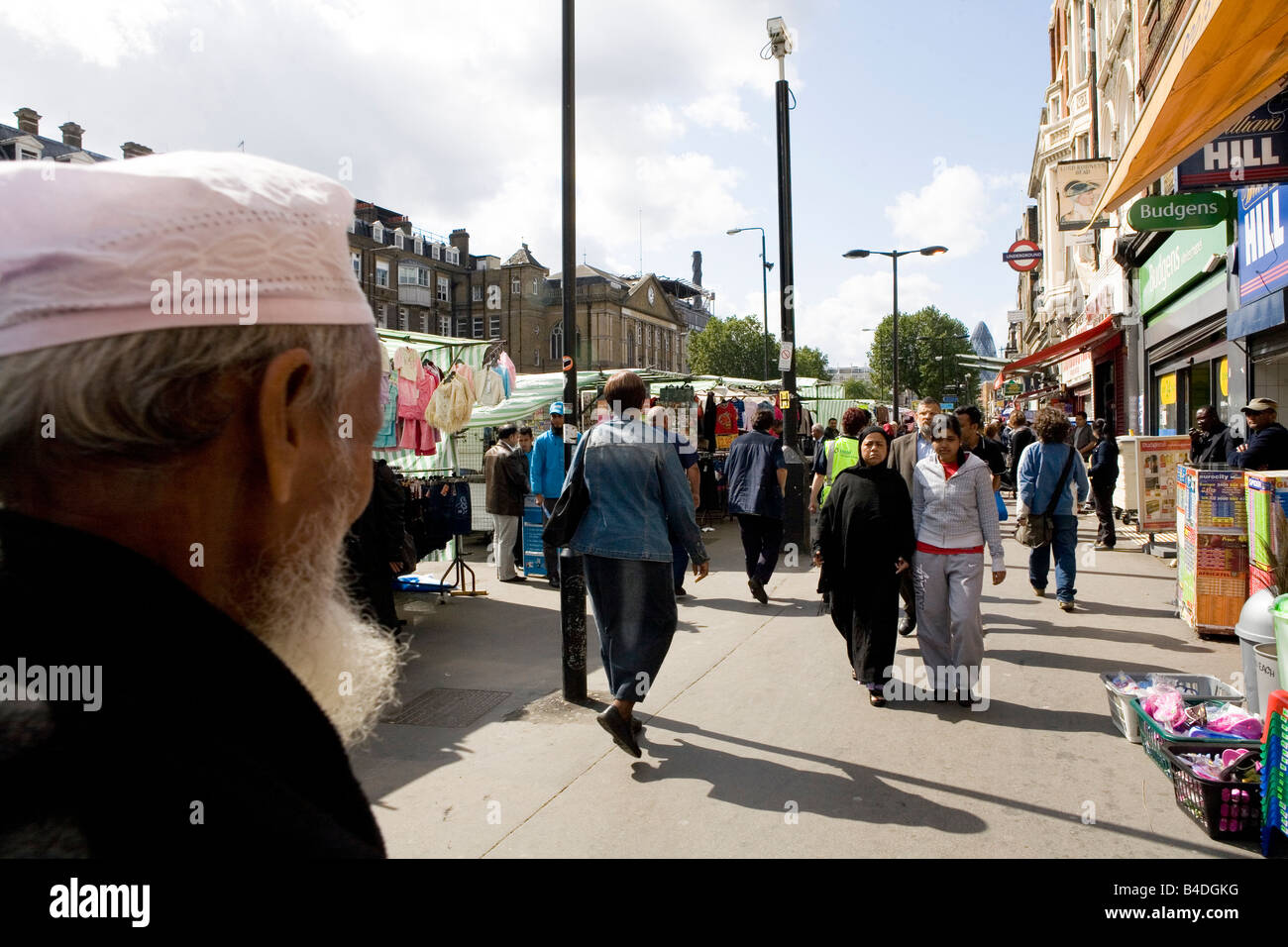 Escena callejera, Whitechapel market, el East End de Londres Foto de stock