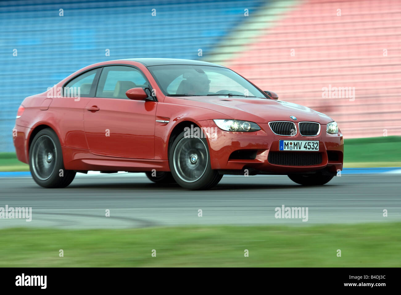 BMW M3 Coupe, el modelo del año 2007-, rojo, conducción, diagonal desde la  parte frontal, vista frontal, la pista de pruebas Fotografía de stock -  Alamy