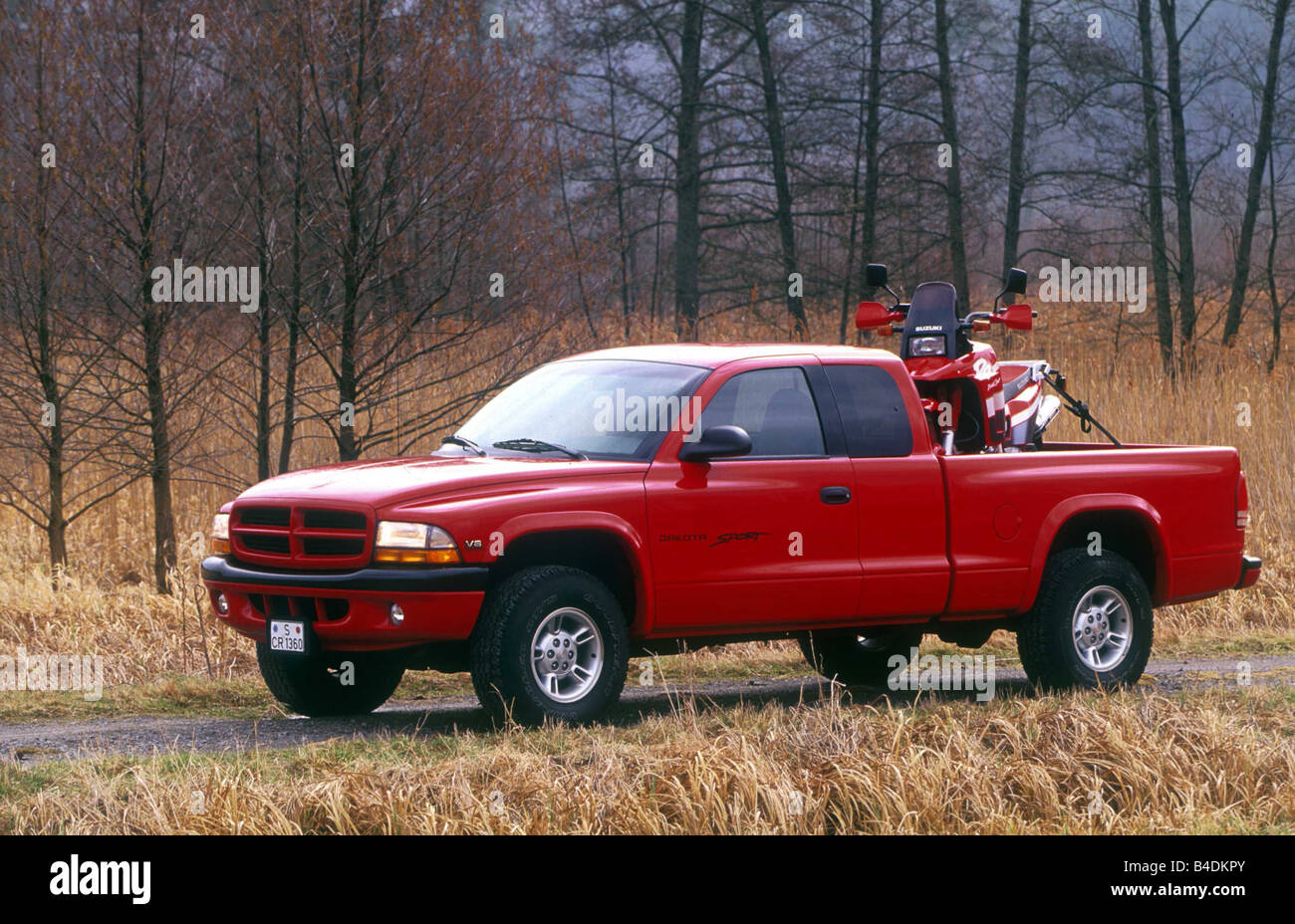 Incesante foso heredar Coche, Chrysler Dodge Dakota, Pick-Up, modelo del año 1997-, roja diagonal  desde la parte frontal, vista lateral, de pie, sosteniendo Fotografía de  stock - Alamy