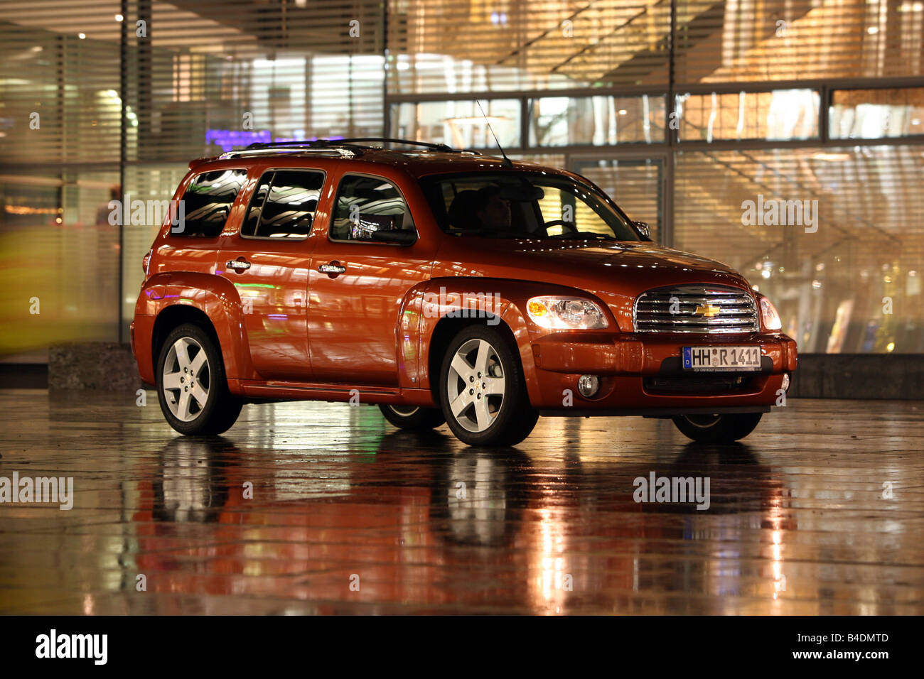 Chevrolet HHR LT 2.4, el modelo del año 2008-, naranja , de pie, defender,  diagonal desde la parte frontal, vista frontal, Ciudad Fotografía de stock  - Alamy