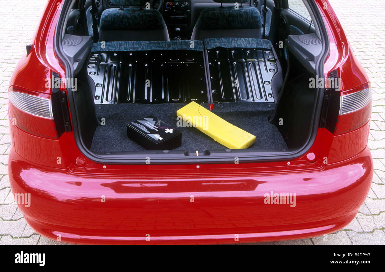 Coche, Daewoo Lanos, limusina, clase de tamaño medio inferior, modelo para  el año 1996, rojo, ver en el maletero, técnica/accesorios, accesorios  Fotografía de stock - Alamy