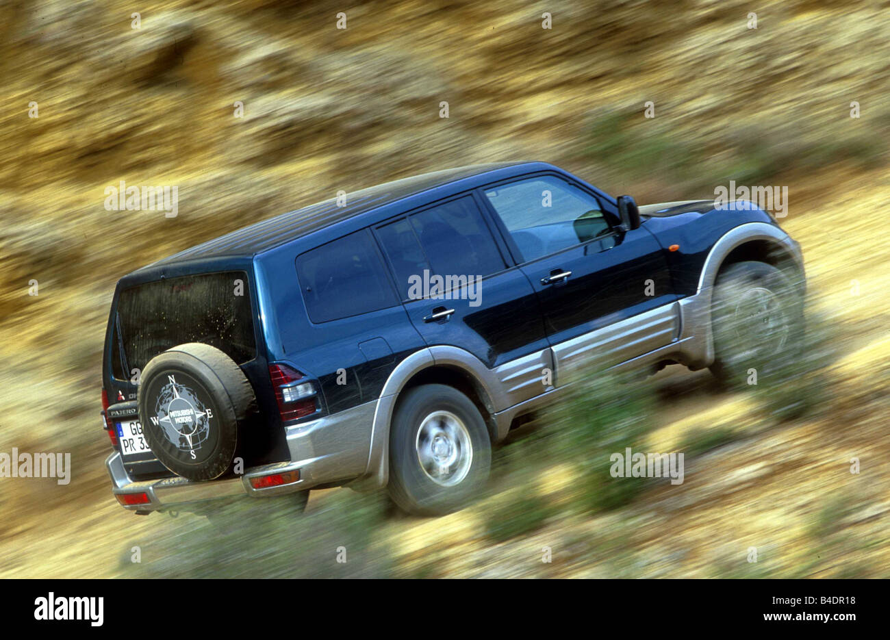 Automóvil, Mitsubishi Pajero 3.2 Di-D, cross country vehículo, modelo del  año 2000-, negro, conducción, todoterreno, diagonal desde la parte  posterior Fotografía de stock - Alamy