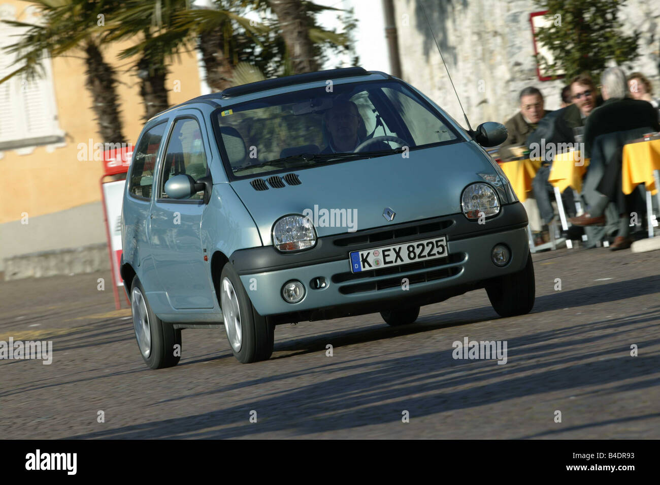 Coche, el Renault Twingo, Miniapprox.s, el modelo del año 2002-, la plata  diagonal desde la parte frontal, vista frontal, conducción, Ciudad  Fotografía de stock - Alamy