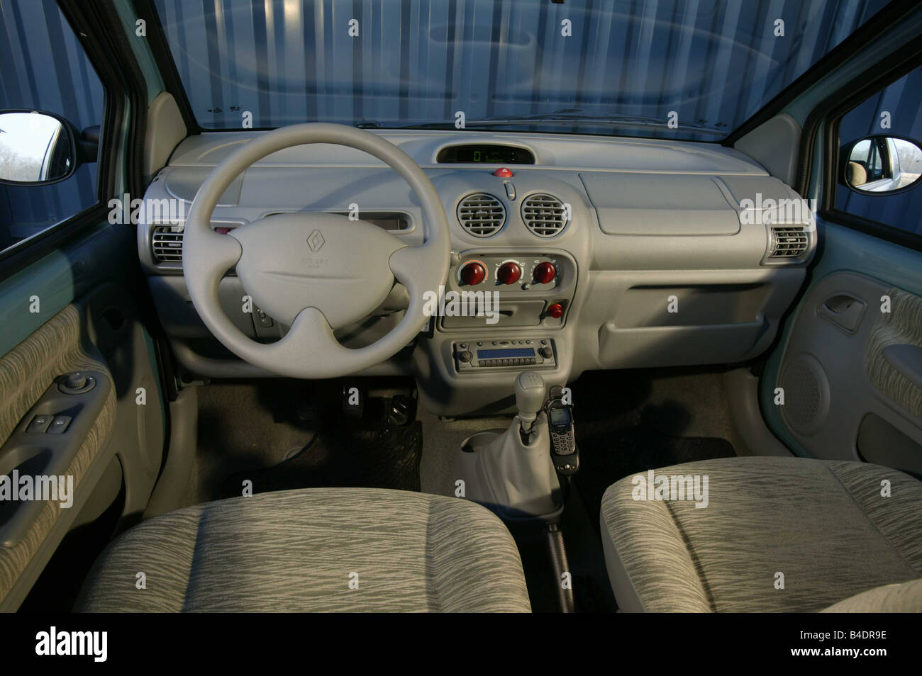 Aptitud amplificación pastel Coche, el Renault Twingo, Miniapprox.s, el modelo del año 2002-, la plata  vista interior, vista desde el interior, la cabina, técnica o accesorio,  accesso Fotografía de stock - Alamy