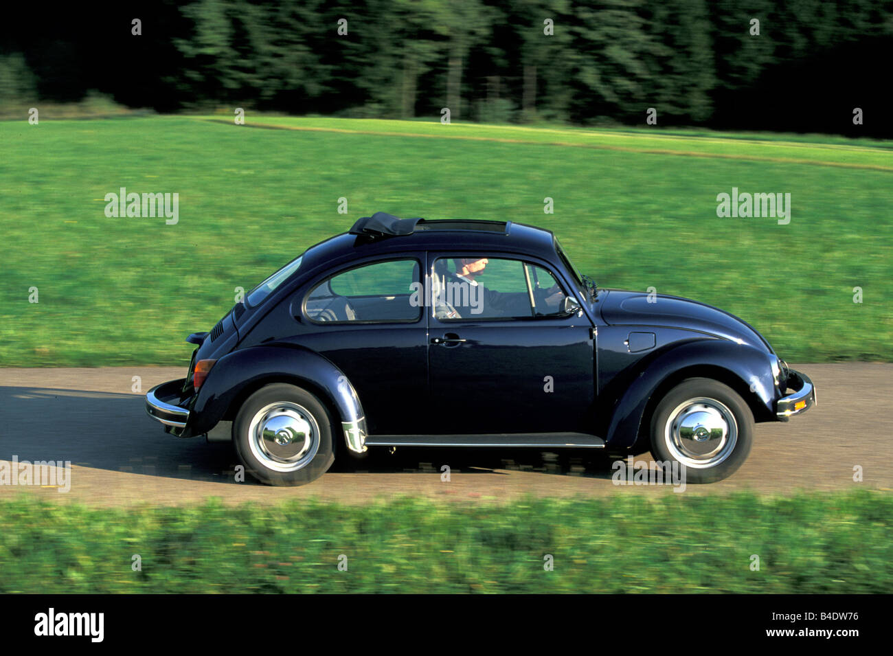 Coche, VW Volkswagen Volkswagen Beetle, modelo del año 1978-2003, México beetle, limusina, negro, país por carretera, conducción, vista lateral Foto de stock