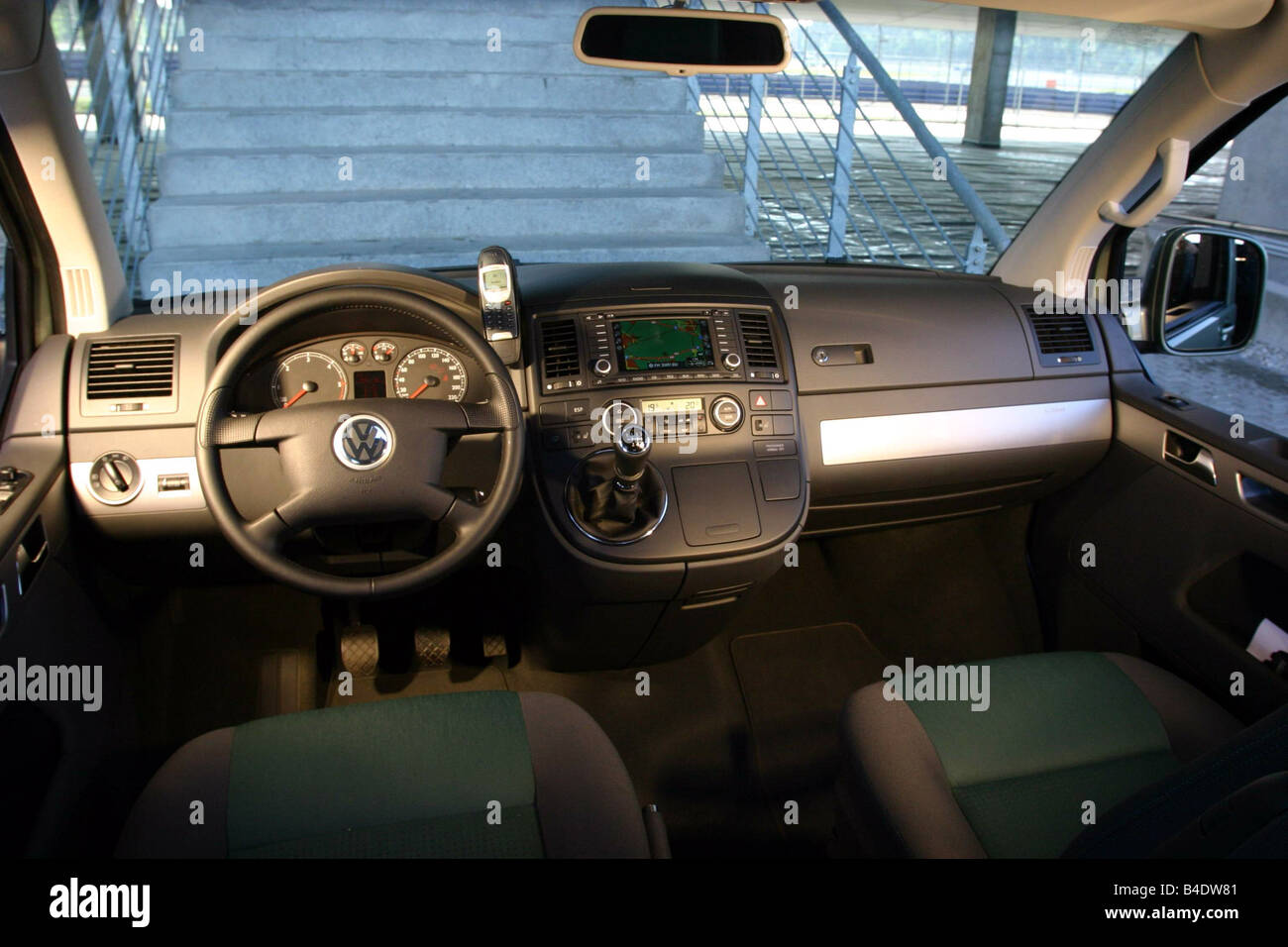 Coche, VW Multivan de Volkswagen T5 2.5 TDI, Van, modelo del año 2003-, la  plata vista interior, vista desde el interior, la cabina, técnica o el  descriptor de acceso Fotografía de stock - Alamy