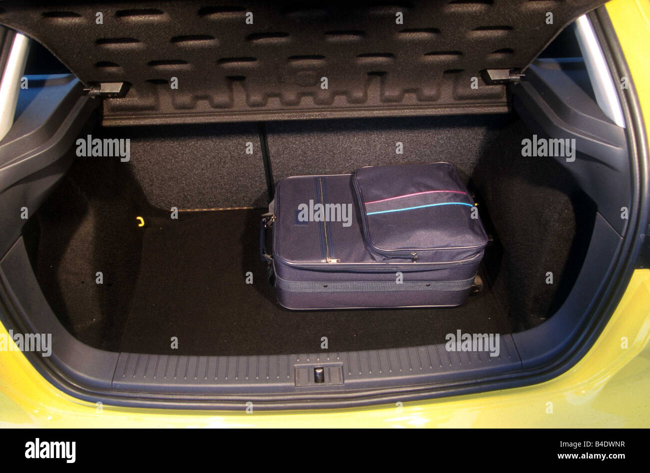 Coche SEAT Ibiza 1.9 TDI, pequeñas aprox., amarillo, limusina, del año 2001-, vista el técnica/accesorios, accesorios Fotografía de stock - Alamy