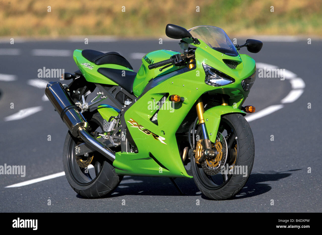 Ciclo de motor, deportes, deportista, ciclo motor Kawasaki Ninja ZX-6RR,  verde, modelo del año 2003, de pie, sosteniendo, diagonal desde t  Fotografía de stock - Alamy