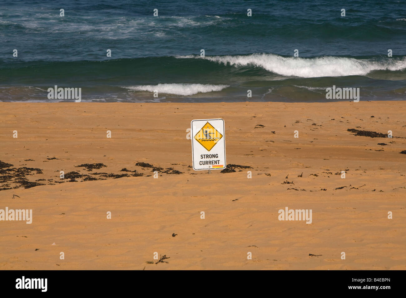 Corriente fuerte señal de advertencia aparece en Bilgola beach, una de las famosas playas del norte de Sydney, Australia Foto de stock