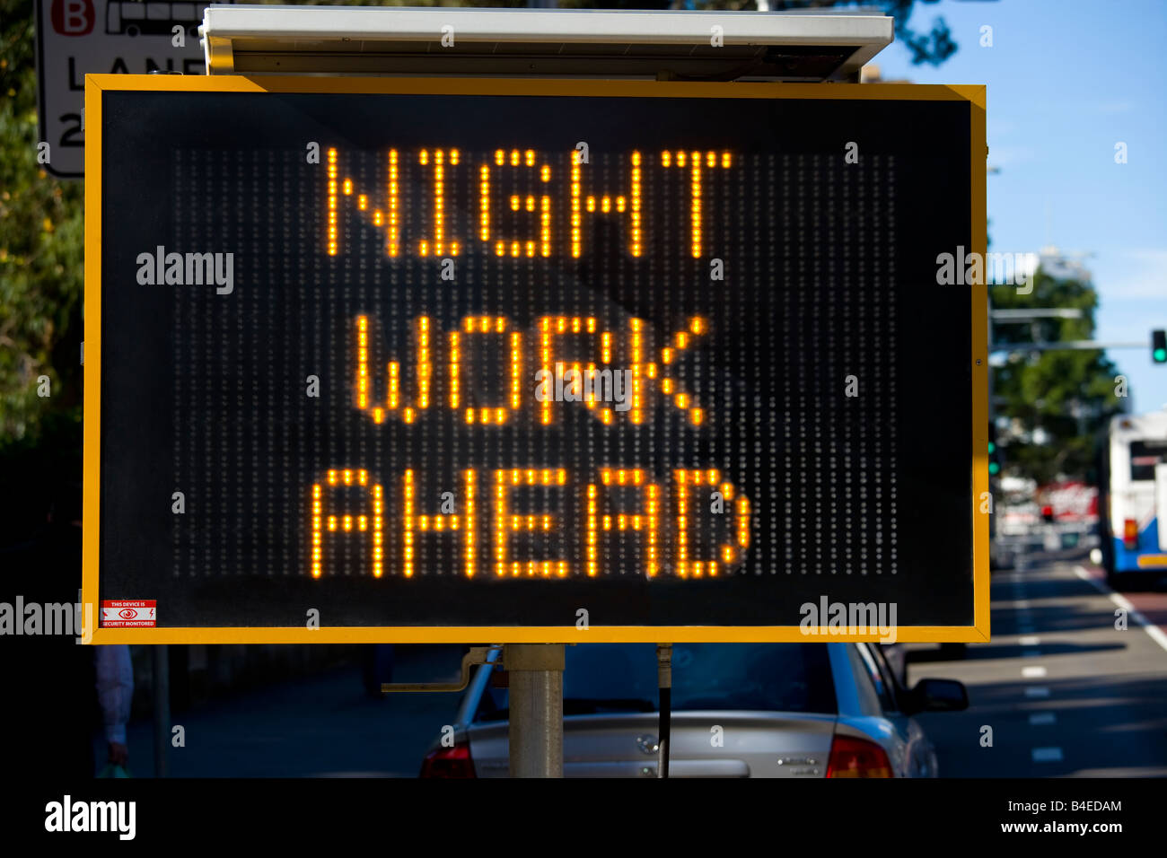 Trabajo nocturno AHEAD Firmar mensaje Variable advertencia para las obras viales. Foto de stock