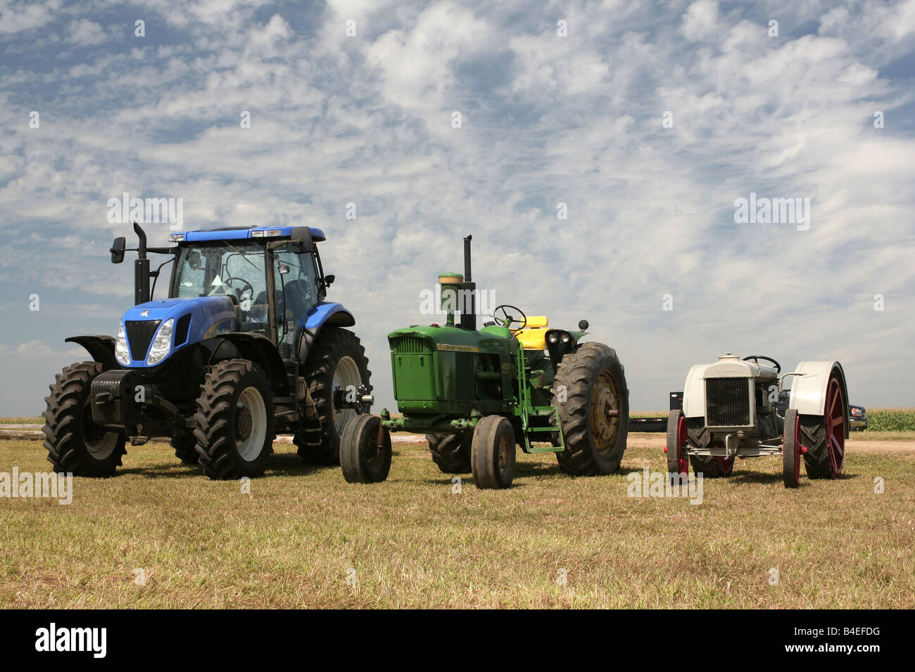 Tractores agrícolas nuevos a los antiguos grandes a pequeños Fotografía de  stock - Alamy