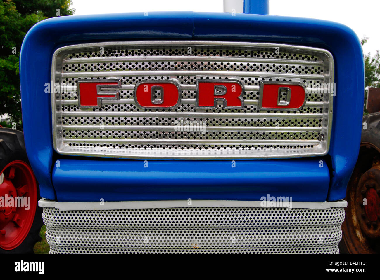 Vintage logo de la parrilla delantera del tractor Ford Foto de stock