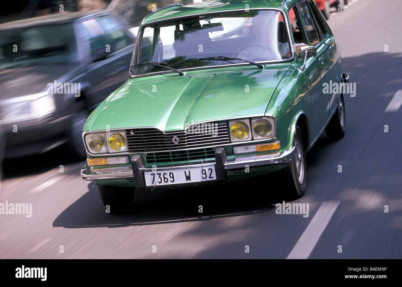 Coche, Renault 16, modelo para el año 1965-1978, coches antiguos, 1960,  1960, 1970, 1970, viejo coche, sedán, green, driving, diagonal Fotografía  de stock - Alamy