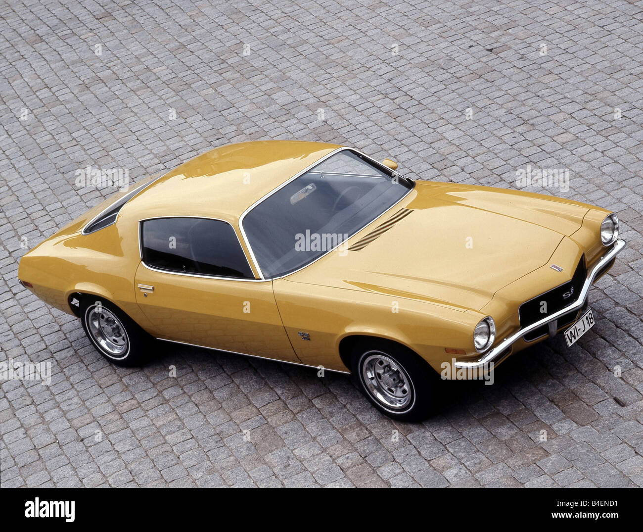 Coche, Chevrolet Camaro, modelo año 1968, coches deportivos, coches antiguos,  coche viejo, 1960, 1960, amarillo, de pie, frontal diagonal, oben  Fotografía de stock - Alamy