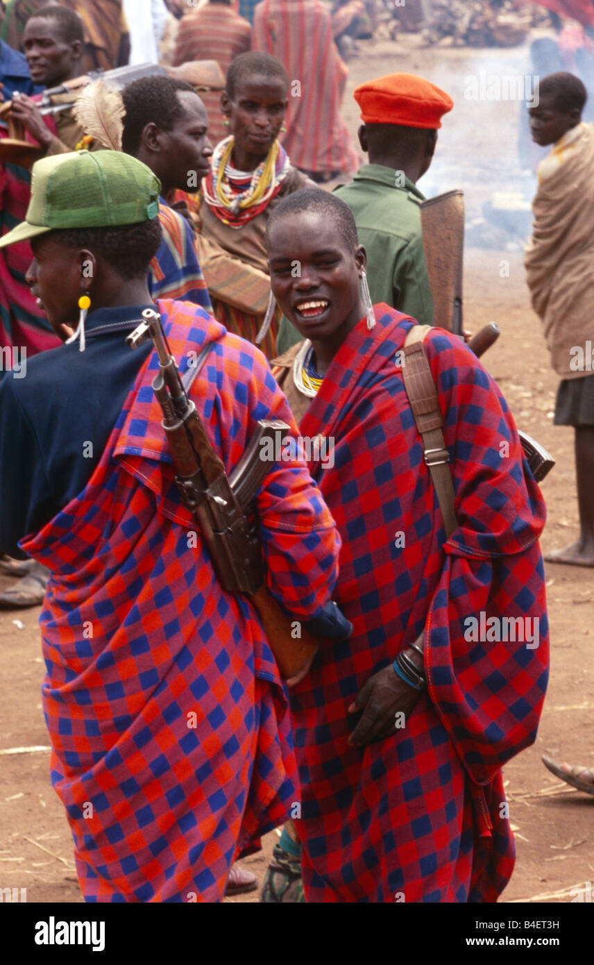 Karamojong aldeanos armados con pistolas, Karamoja, Uganda Foto de stock