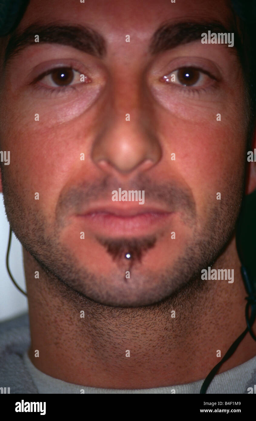 Primer plano de la cara de un hombre con piercing Fotografía de stock -  Alamy