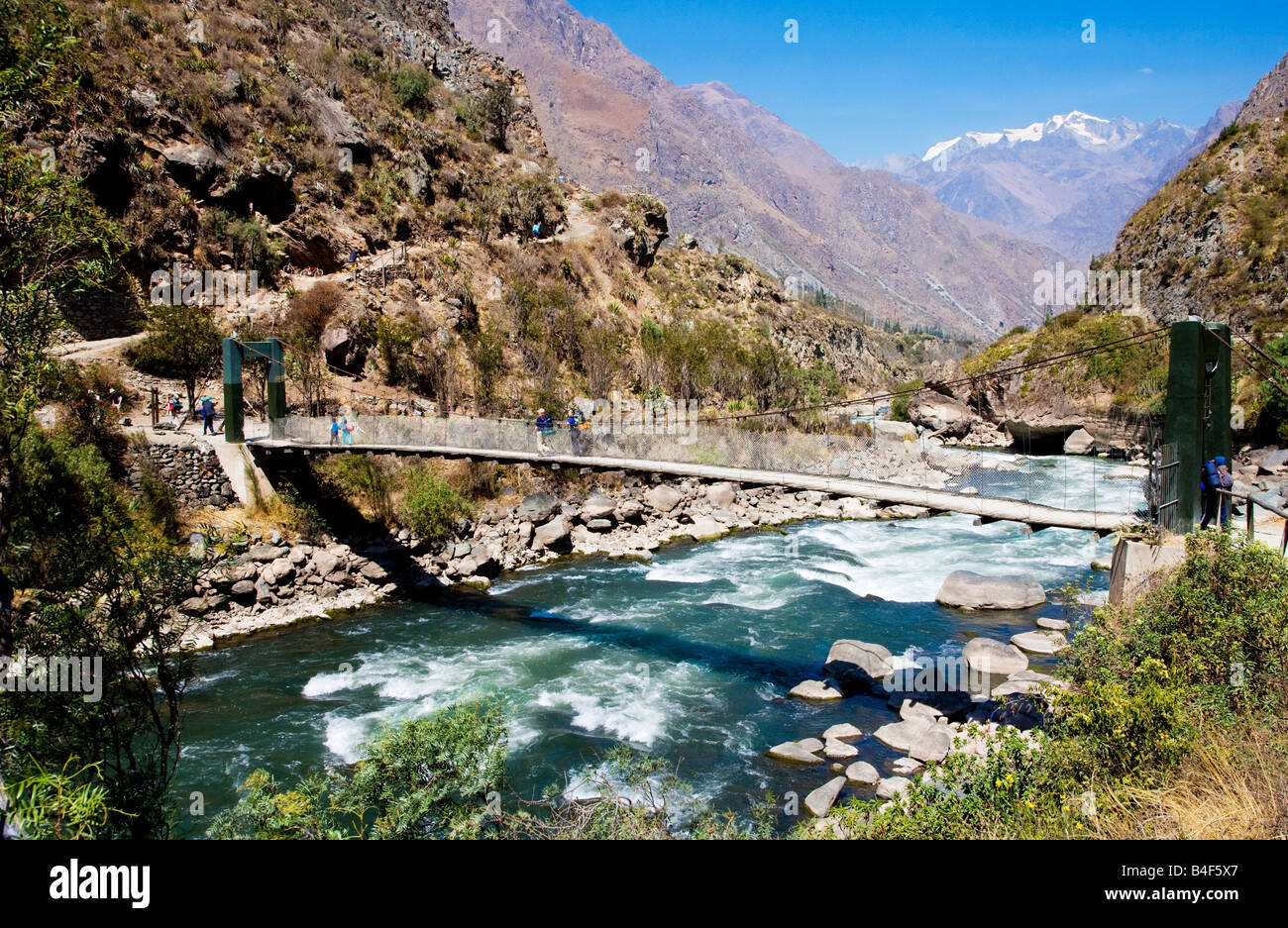 El Río Urubamba y el puente del km82 al inicio de los cuatro días de