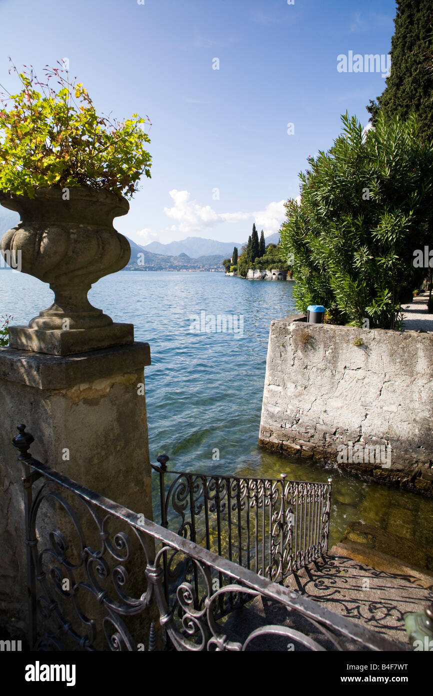 Villa Monastero waterfront jardines y gate, Varenna, el Lago de Como, Italia Foto de stock