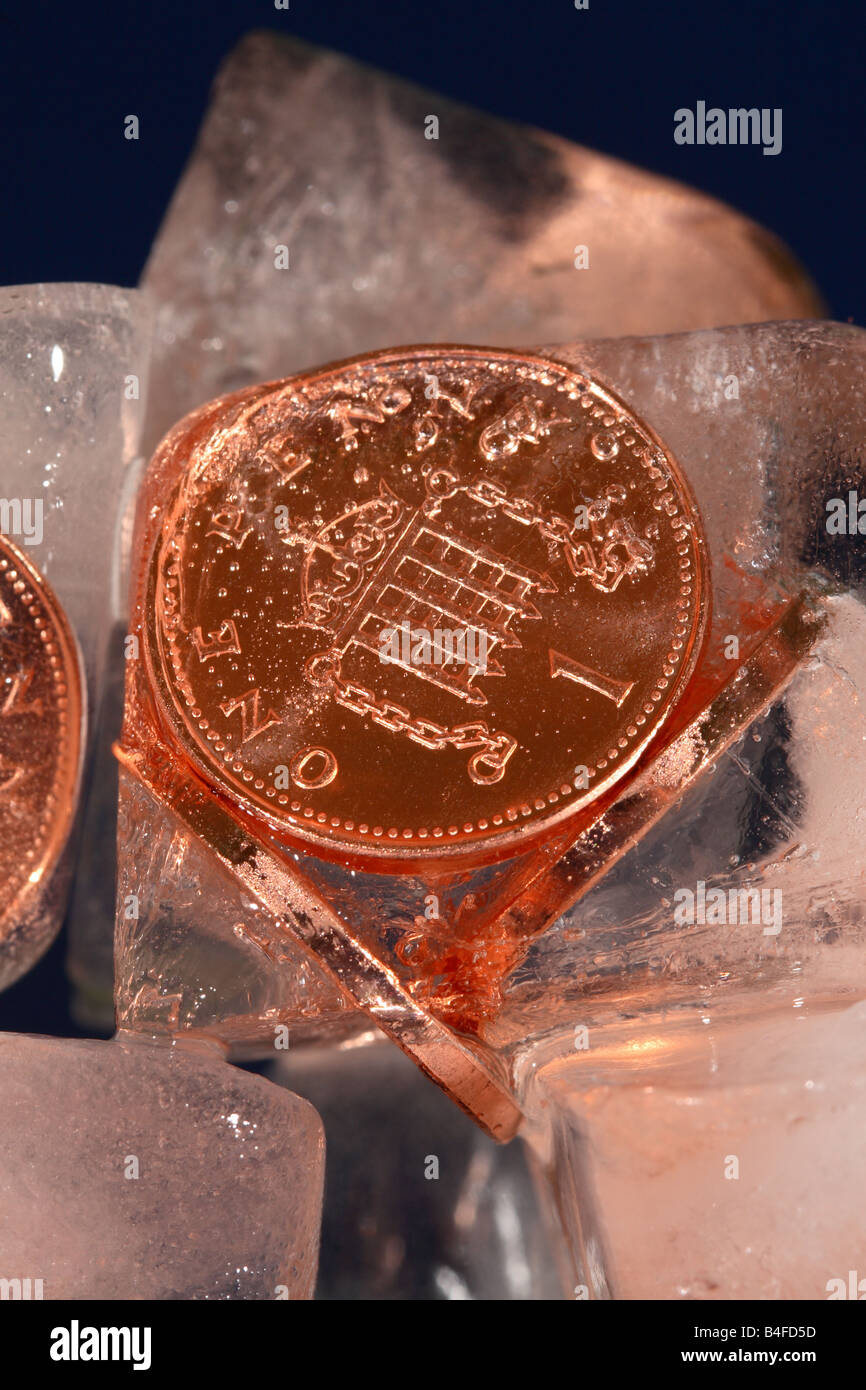 Los activos congelados coin dinero en efectivo en concepto de congelación  financiera del bloque de hielo Fotografía de stock - Alamy