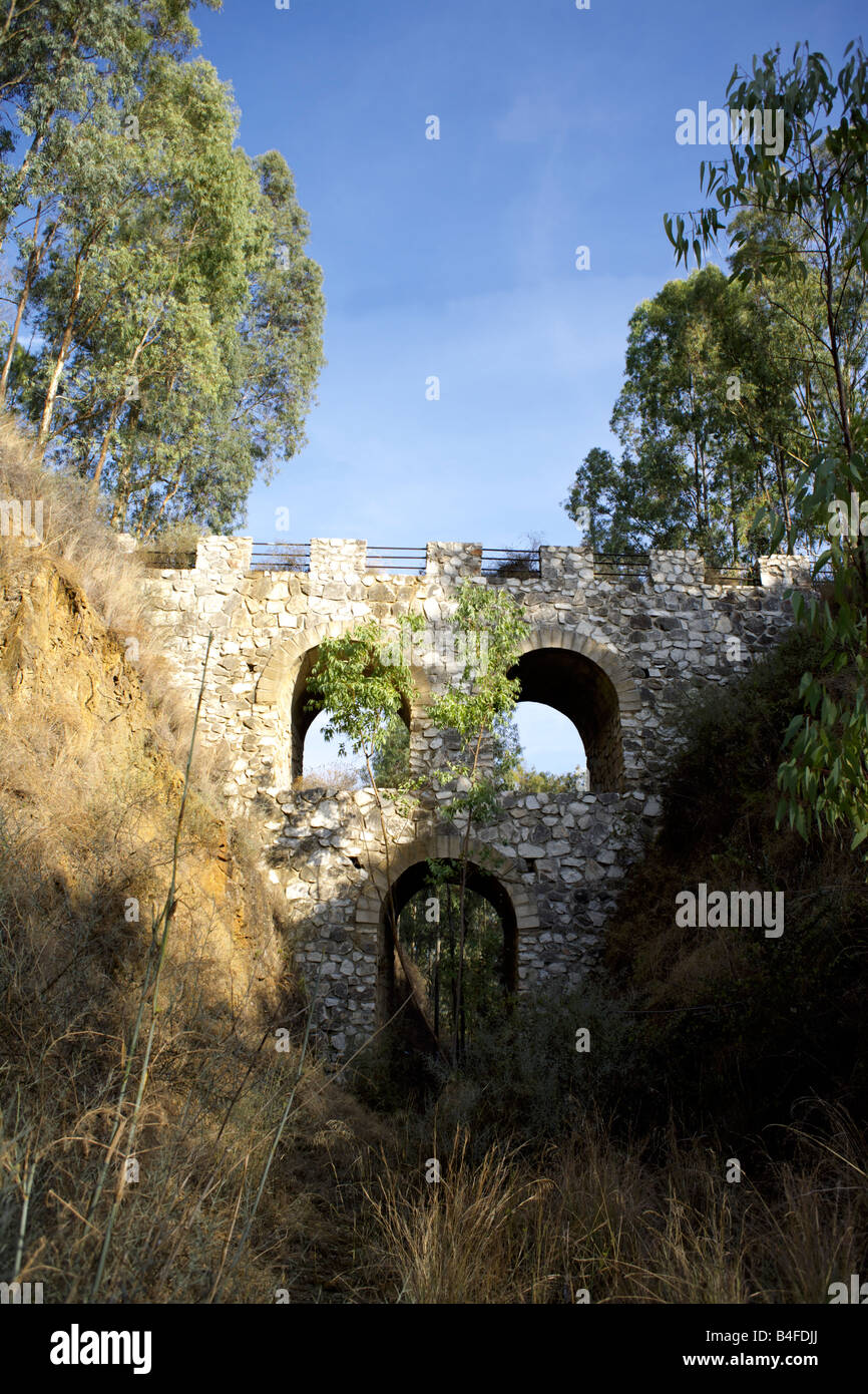 Un viejo puente de piedra, Barranco Blanco, de Andalucía, en el sur de España, Europa Foto de stock