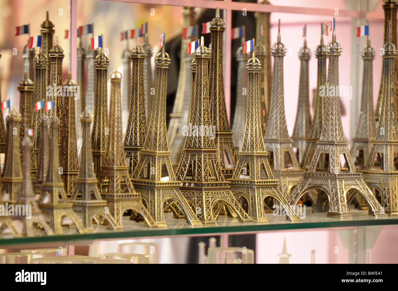Torre Eiffel en miniatura en una tienda de souvenirs en París Francia Foto de stock