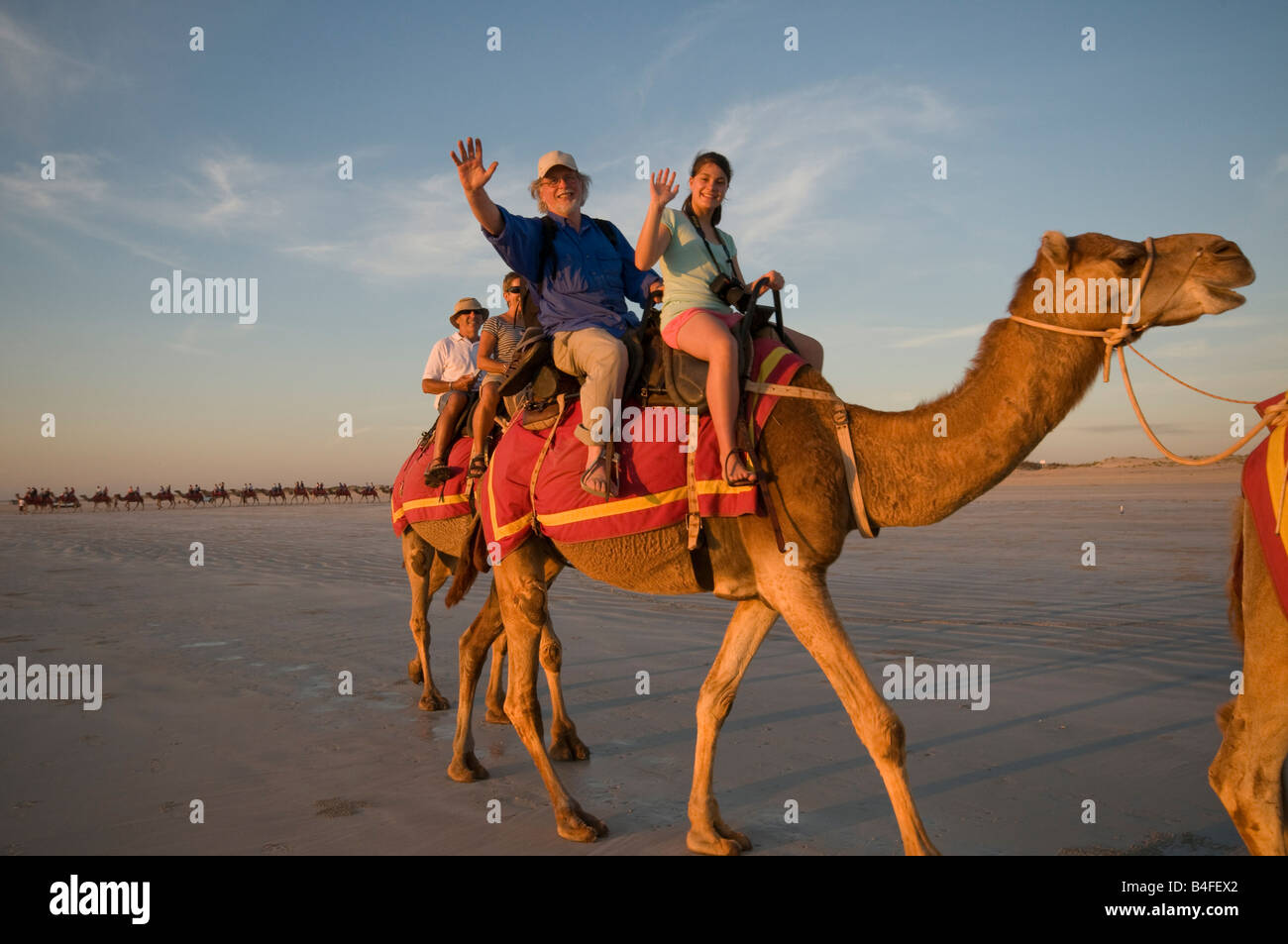 Paseos en camello al atardecer en la playa Cable de Broome Australia Occidental Foto de stock
