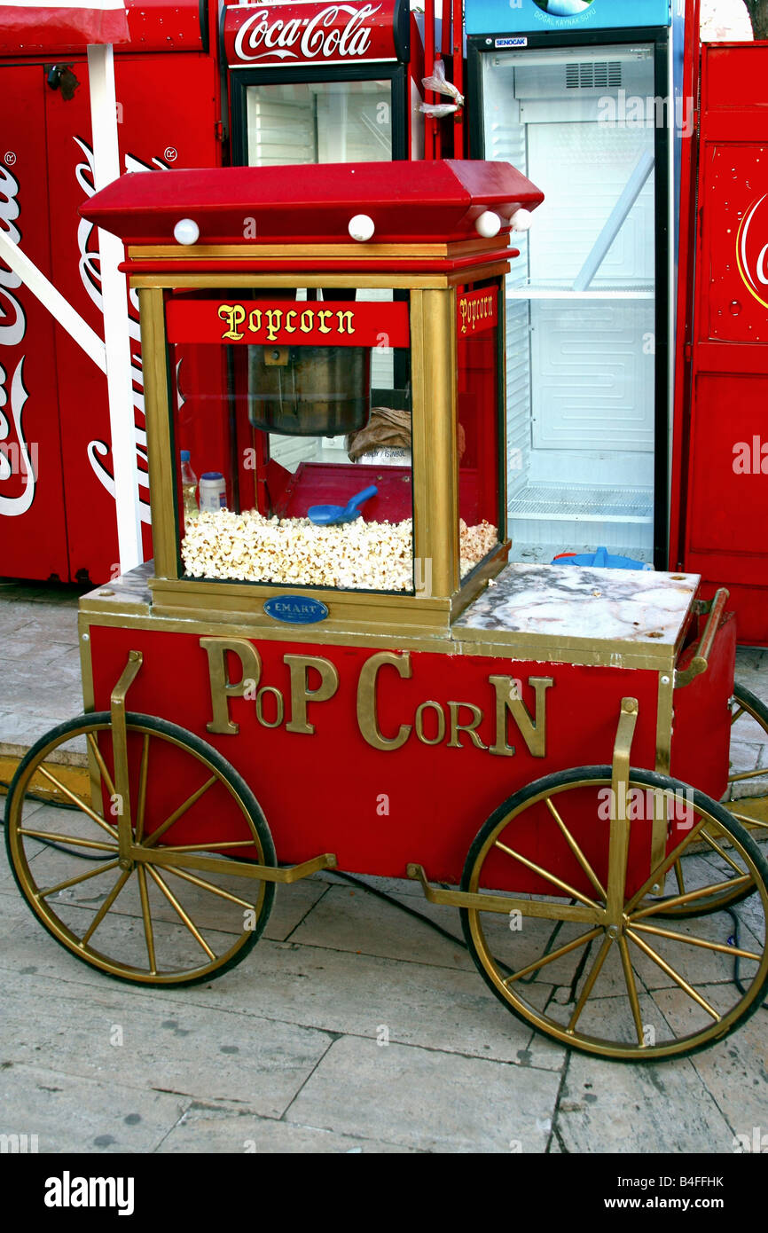 Carrito (handbarrow) para palomitas de maíz. Carro rojo. Estambul, Turquía  2008 Fotografía de stock - Alamy