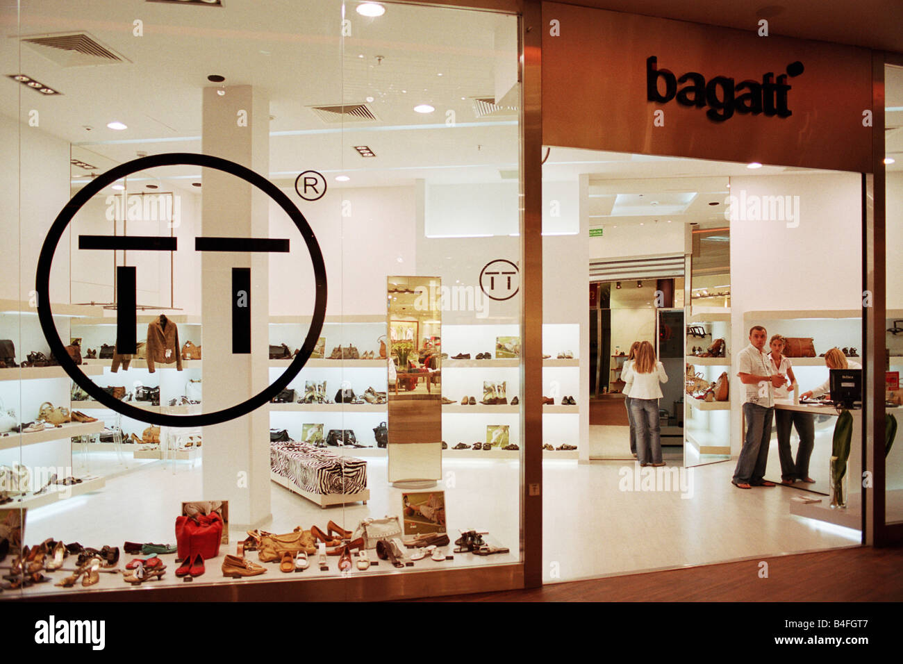 Tienda de ropa en bagatt Manufaktura, el centro comercial más grande en  Lodz, Polonia Fotografía de stock - Alamy