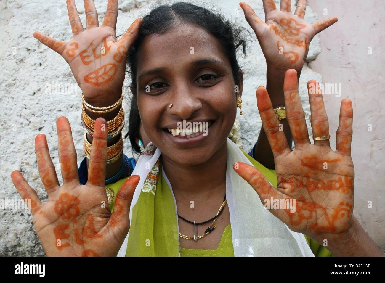 Madre e hija musulmana de Eid Mubarak henna en sus manos , Eid ul Fitr celebraciones , India Foto de stock