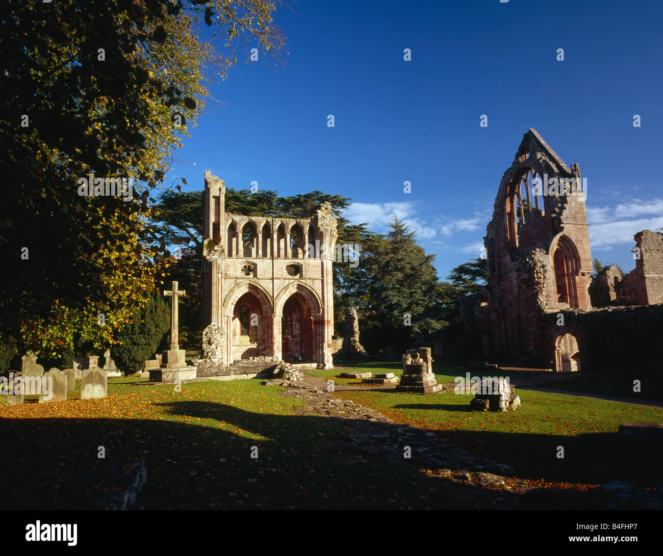 La ruina de Dryburgh Abbey víctima de las guerras del siglo XIV entre Escocia e Inglaterra Foto de stock