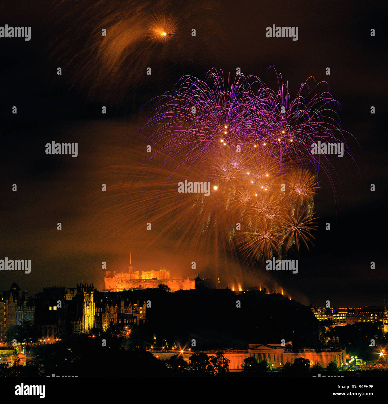 Fuegos artificiales en el Castillo de Edimburgo. Foto de stock
