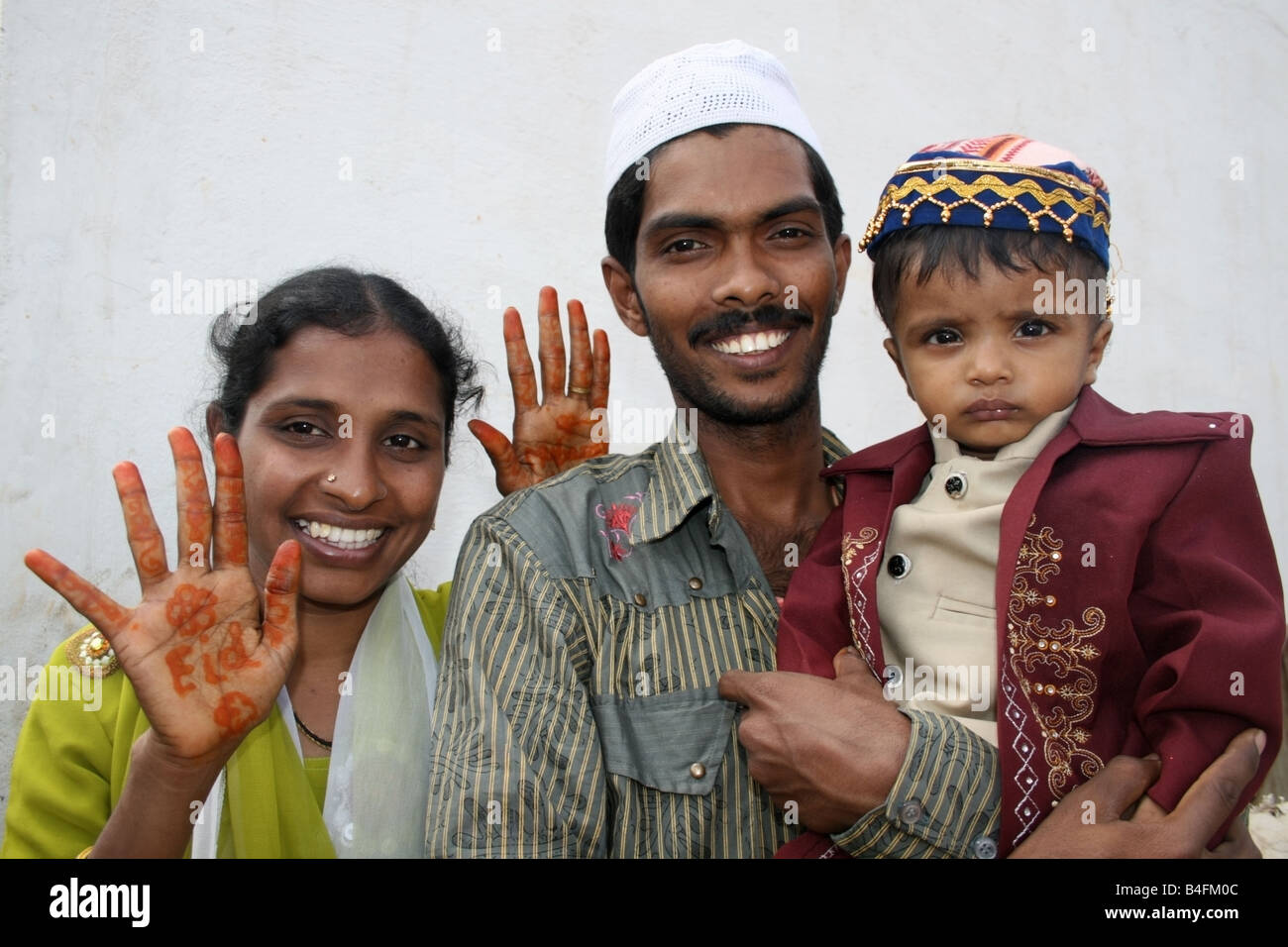 La familia musulmana vistiendo ropa nueva , Eid ul Fitr celebraciones , India Foto de stock