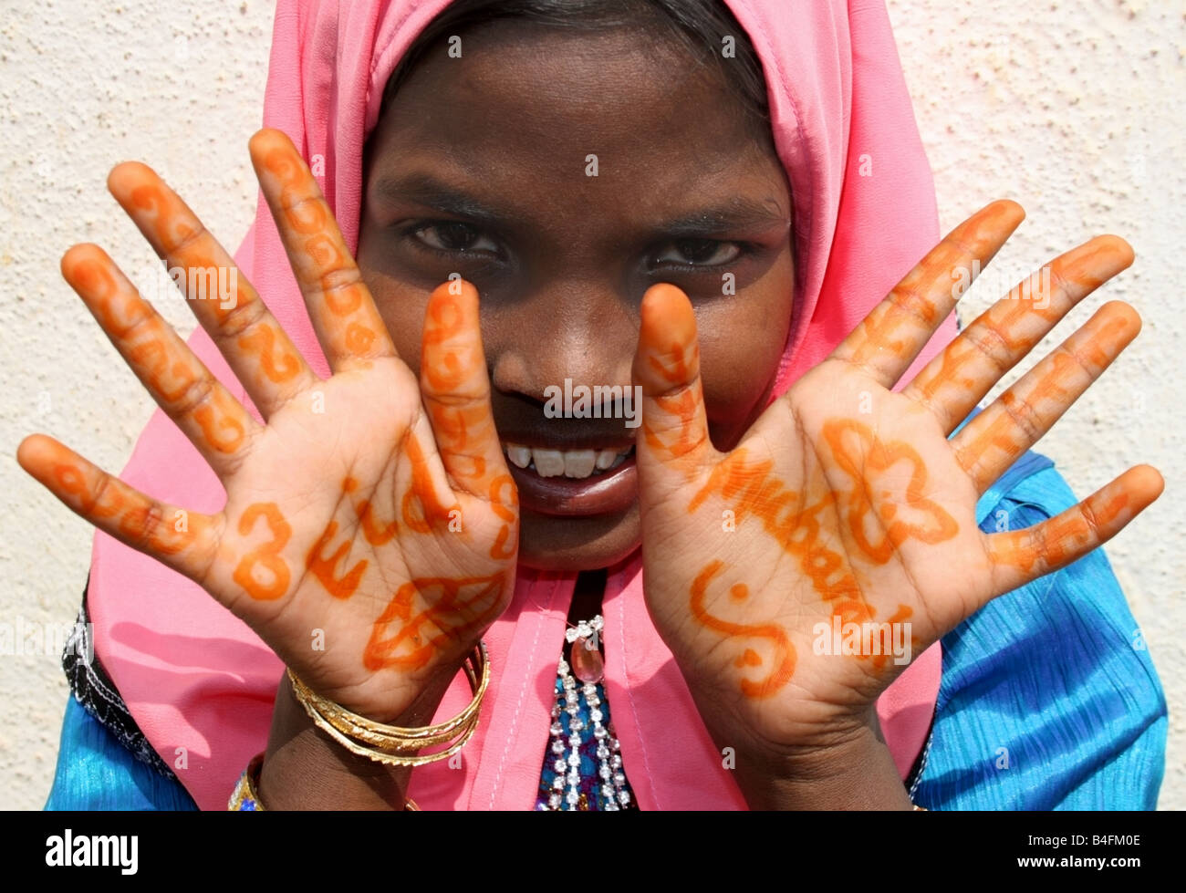 Chica musulmana de Eid Mubarak henna en sus manos , Eid ul Fitr celebraciones , India Foto de stock